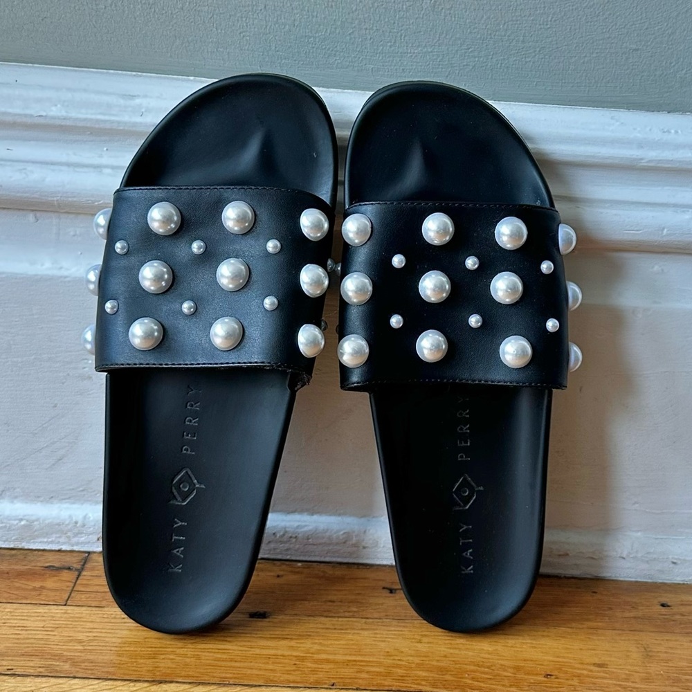 Katy Perry The Jimmi Slide Sandal: Black/Pearl in Excellent Condition!